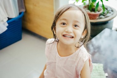 Mutlu gülümseyen Asyalı çocuk. Yüz ifadesi kavramı.