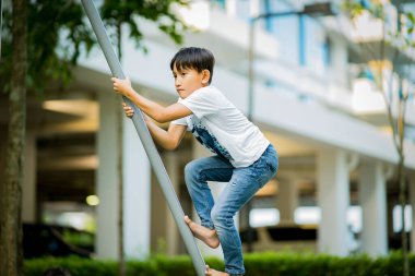 Çocuk parkındaki Asyalı çocuklar. Oyun, eğlence, mutluluk ve heyecan konsepti.
