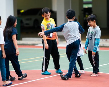 Bangi, Malezya - 10 Temmuz 2019: Çocuklar beyzbol sahasında mutlu bir şekilde oynuyorlar. Toplum çocukları birlikte oynuyorlar..