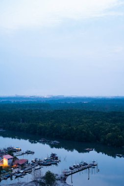 Güneş doğarken hava manzarası, Lumut, Perak, Malezya 'da tipik bir balıkçı köyü..