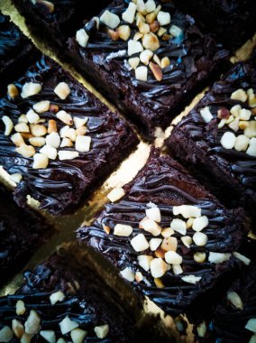Çikolatalı kek Brownie Squares Çikolatalı Nutella ve Cevizli. Yakın görünüm, seçici odak