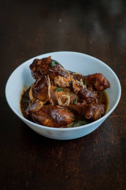 Malezya yemeği Ayam Masak Kicap Kicap ya da siyah soya soslu kızarmış tavuk beyaz kasede.