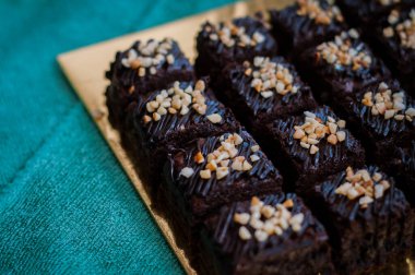 Çikolatalı kek Brownie Squares Çikolatalı Nutella ve Cevizli. Yakın görünüm, seçici odak