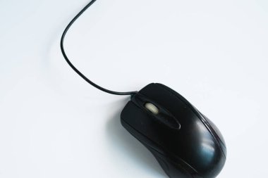 Beyaz arkaplanda modern siyah bilgisayar faresi