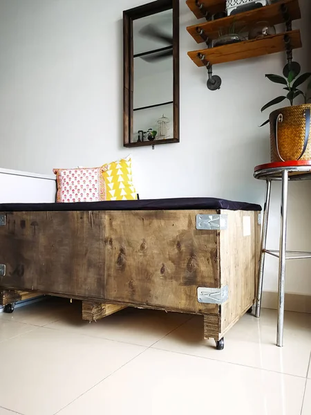 Grande Cassa Legno Carico Upcycled Divano Abbinare Design Degli Interni — Foto Stock