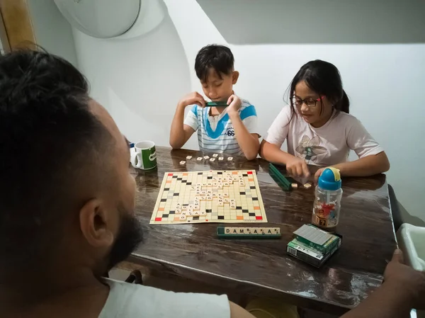 Kuala Lumpur Malaisie Septembre 2019 Famille Jouant Scrabble Sahibba Maison — Photo