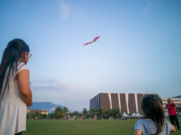 Negeri Sembilan Malaysia 2019 Október Család Sárkányt Játszik Parkban — Stock Fotó