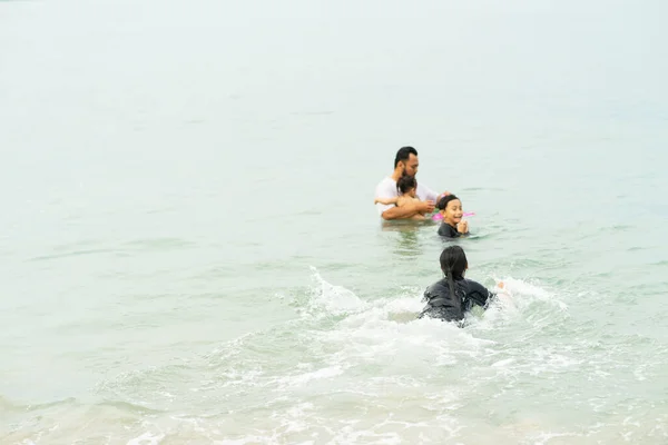 Famille Asiatique Heureuse Avec Petit Enfant Qui Amuse Plage Joyeuse — Photo