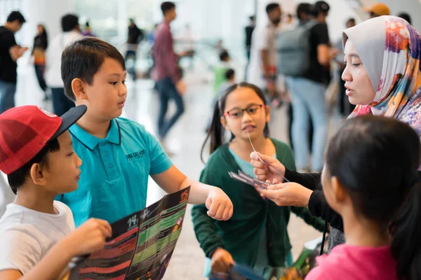 Kuala Lumpur Malezja Września 2019 Dzieci Otrzymujące Bilety Malaysian Digital — Zdjęcie stockowe
