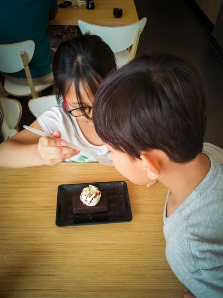 Les Jeunes Enfants Asiatiques Apprécient Brownie Avec Glace Vanille Servie — Photo