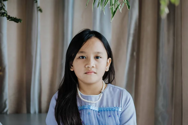 Retrato Niña Del Sur Asia Con Pelo Largo Pie Sonrisas —  Fotos de Stock