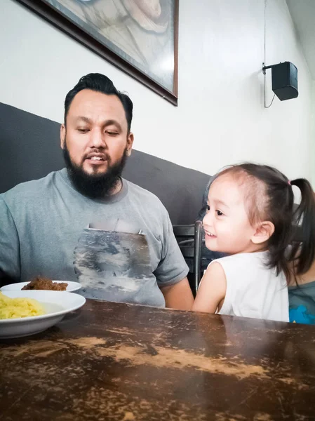 Famille Asiatique Dans Restaurant Attendant Petit Déjeuner — Photo