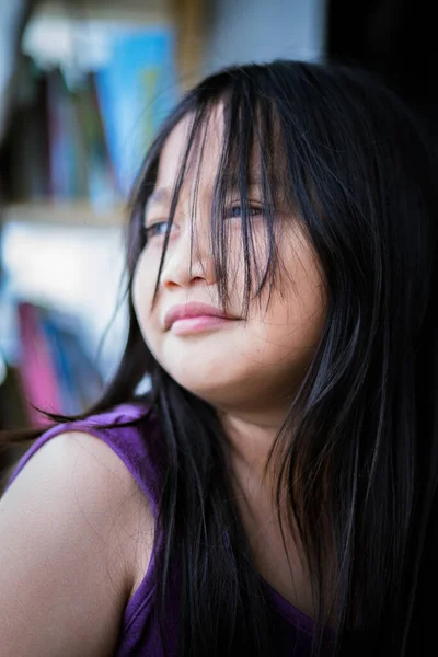 Portrét Baculaté Mladé Asijské Dívky Přirozeným Světlem — Stock fotografie