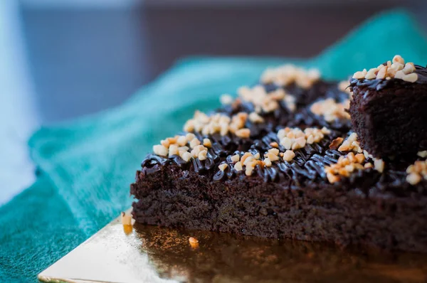 Çikolatalı kek Brownie Squares Çikolatalı Nutella ve Cevizli. Yakın görünüm, seçici odak