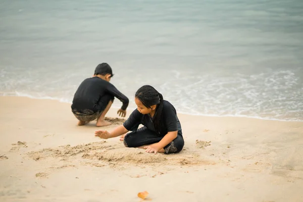 Les Jeunes Enfants Asiatiques Jouent Sur Plage Concept Vacances Détente — Photo