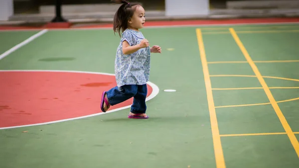 Glad Asiatisk Småbarn Leker Naturen Parken — Stockfoto