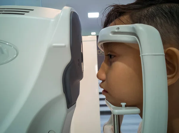 验光机检查病人的视力和视力矫正 — 图库照片