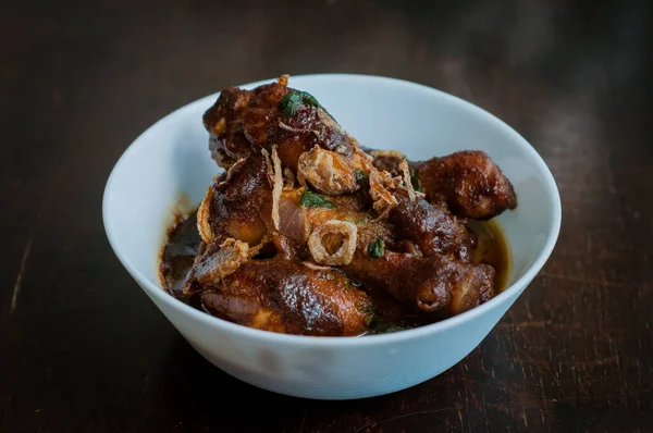 Malezya yemeği Ayam Masak Kicap Kicap ya da siyah soya soslu kızarmış tavuk beyaz kasede.