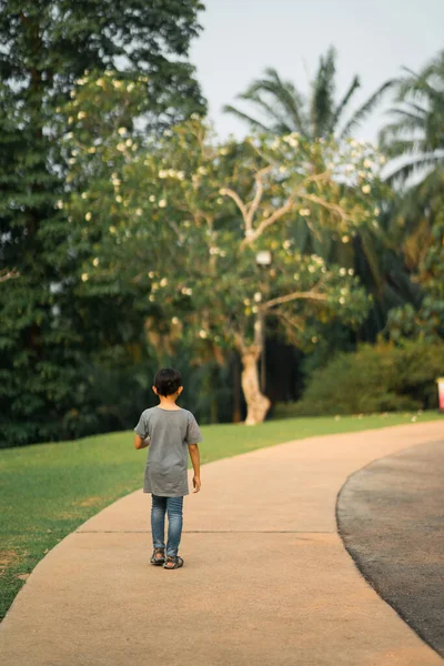 Asijské Mladý Chlapec Walking Alone Park — Stock fotografie