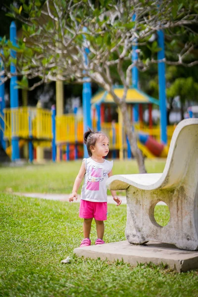 Baba ve şirin küçük Asyalı 2 - 3 yaşında küçük bir kız bebek