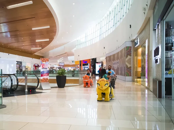 马来西亚普特拉贾亚 Putrajaya 2019年8月13日 儿童骑行潮流 在购物中心被称为 内联动物 现代摇马动物可以在内联滑行 — 图库照片