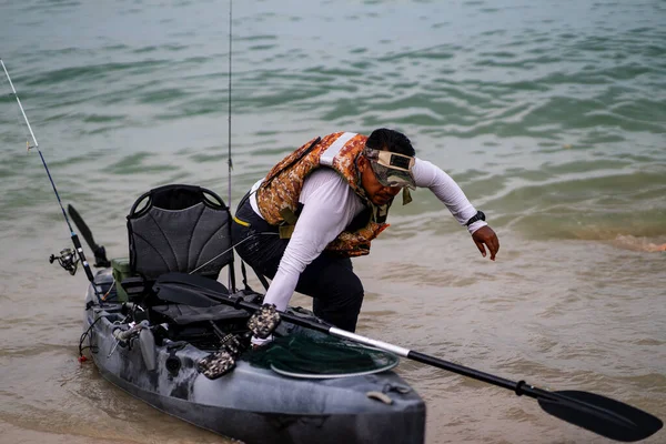 Lumut Perak Malaysia September 2019 Människor Paddlar Kajak Naturen Med — Stockfoto