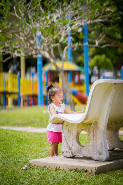 Baba ve şirin küçük Asyalı 2 - 3 yaşında küçük bir kız bebek