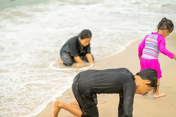 Jovens Asiáticos Crianças Estão Jogando Praia Conceito Férias Relaxamento — Fotografia de Stock