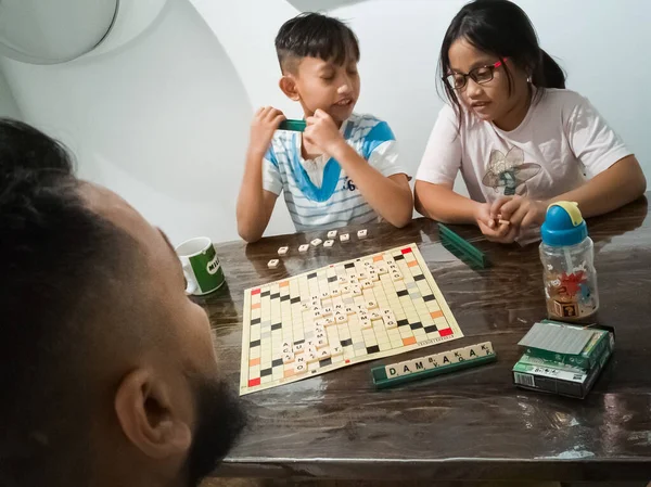 Kuala Lumpur Malezja Września 2019 Rodzina Grająca Scrabble Lub Sahibba — Zdjęcie stockowe