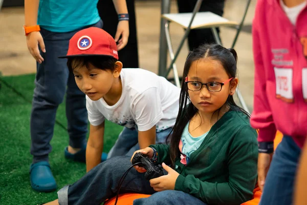 マレーシアのクアラルンプール 2019年9月14日 マレーシア国際貿易展示センター Mitec社 のマレーシアデジタルフェアでゲーム技術を試している子供たち — ストック写真