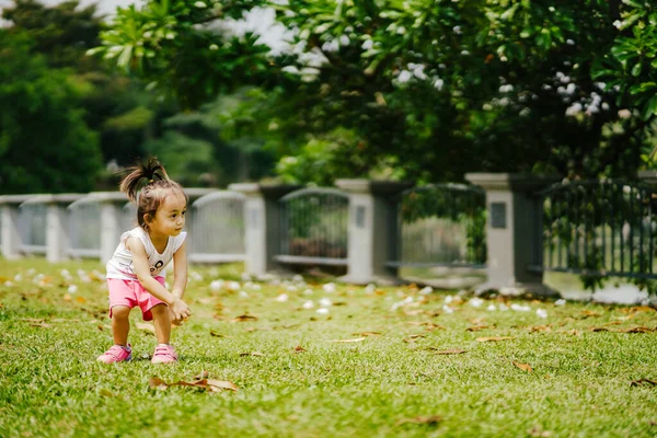 Baba ve şirin küçük Asyalı 2 - 3 yaşında küçük bir kız bebek