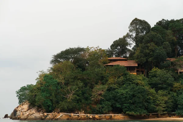 Sahildeki terk edilmiş eski ahşap ev.