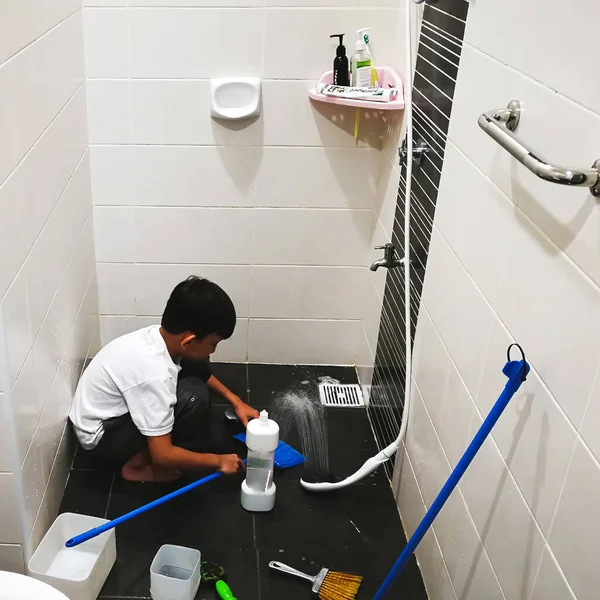 Asiático Menino Lavagem Banheiro Ele Está Divertindo Ajudar Seus Pais — Fotografia de Stock