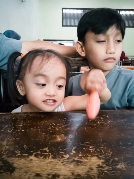 Famille Asiatique Dans Restaurant Attendant Petit Déjeuner — Photo