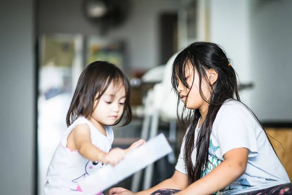 アジアの幼児遊びに家 — ストック写真