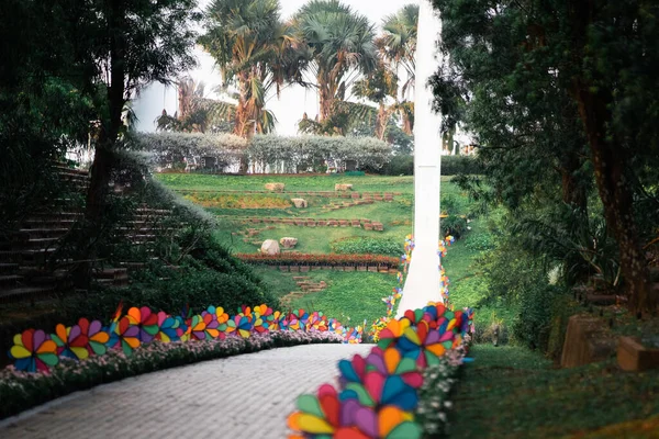 Parkta renkli gökkuşağı fırıldağı.