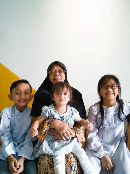 Família Muçulmana Fazendo Retrato Manhã Hari Raya — Fotografia de Stock