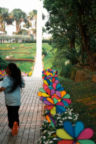 Kleurrijke Regenboog Pinwheel Het Park — Stockfoto