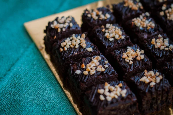 Çikolatalı kek Brownie Squares Çikolatalı Nutella ve Cevizli. Yakın görünüm, seçici odak