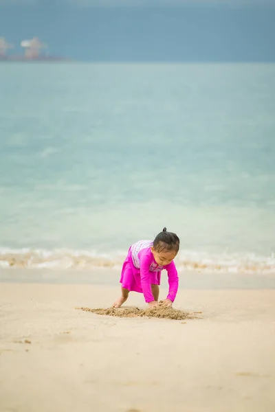 Pouco Menina Asiática Jogando Praia Férias Relaxar Conceito — Fotografia de Stock
