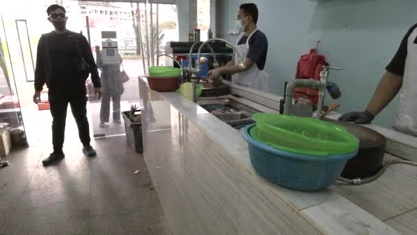 马来西亚邦尼 2021年3月7日 繁忙的当地鱼类市场商店的顾客和员工 — 图库视频影像