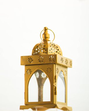 Beyaz arka planda izole edilmiş güzel altın hilal feneri.