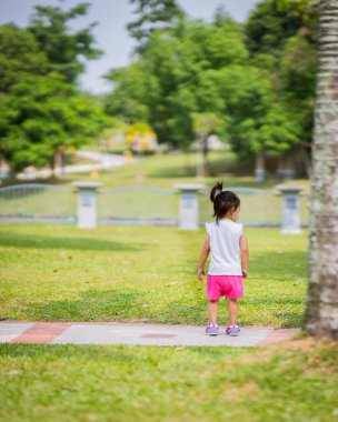 Baba ve şirin küçük Asyalı 2 - 3 yaşında küçük bir kız bebek