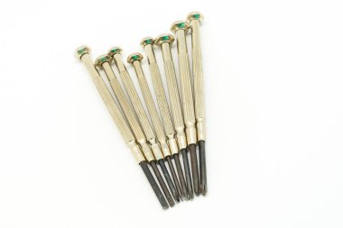 Beyaz arkaplanda izole edilmiş hassas tornavida.