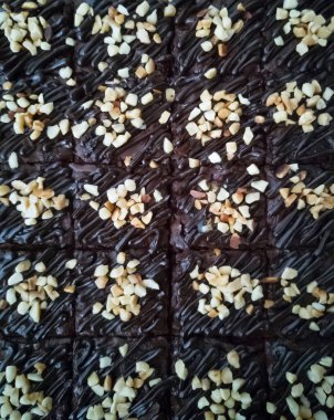 Çikolatalı kek Brownie Squares Çikolatalı Nutella ve Cevizli. Yakın görünüm, seçici odak