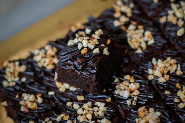 Çikolatalı kek Brownie Squares Çikolatalı Nutella ve Cevizli. Yakın görünüm, seçici odak