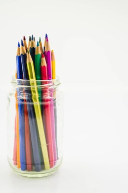 Kavanozda renkli kalem koleksiyonu..