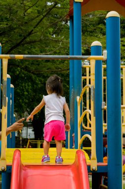 Baba ve şirin küçük Asyalı 2 - 3 yaşında küçük bir kız bebek