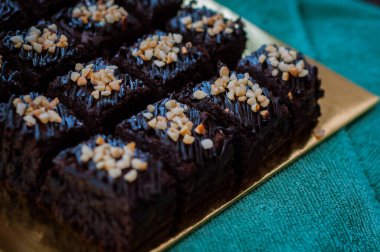Çikolatalı kek Brownie Squares Çikolatalı Nutella ve Cevizli. Yakın görünüm, seçici odak