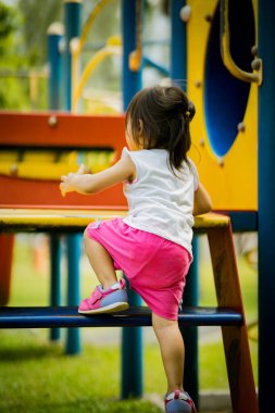 Baba ve şirin küçük Asyalı 2 - 3 yaşında küçük bir kız bebek